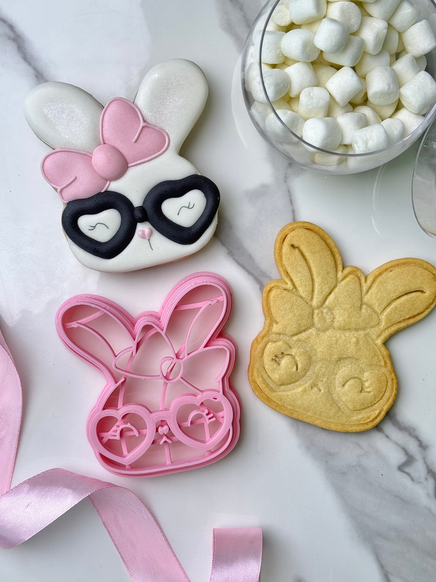 Set de Cortadores de Galletas Edición Pascua Modelo Conejo con lentes con stamp 9.5 x 10 cm